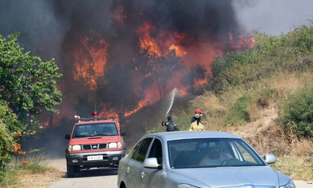 Μεγάλη φωτιά στην Αχαΐα: Κλειστή η γέφυρα Ρίου-Αντιρρίου προς Πάτρα